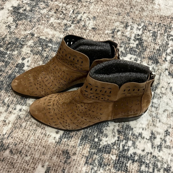 Kanna Sundance Suede Ankle Booties NWOT Size 9 - Picture 2 of 5